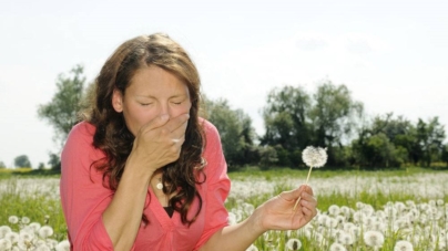 Strănuți și ai nasul înfundat? Poate fi alergie, nu răceală