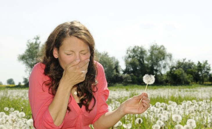 Strănuți și ai nasul înfundat? Poate fi alergie, nu răceală
