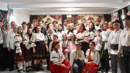 Joc de Lăsatul Secului în Rogoz: „Păstrăm cu drag acest obicei din bătrâni, care adună laolaltă fete și feciori, tineri și bătrâni, iubitori de tradiție”