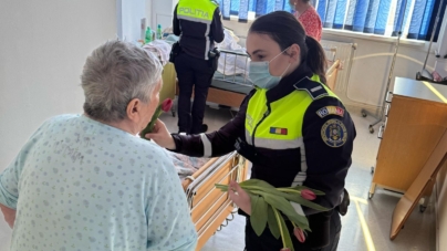 Lalele și gânduri bune oferite de polițiste femeilor care se luptă cu probleme de sănătate