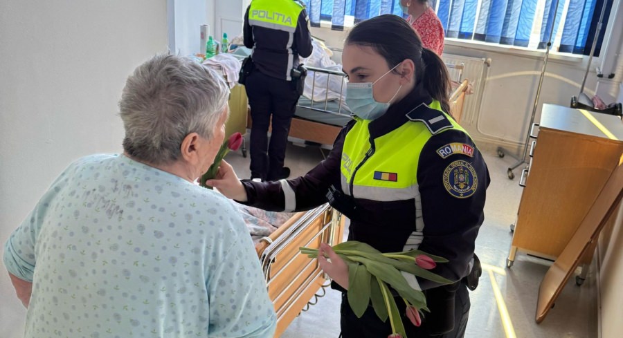 Lalele și gânduri bune oferite de polițiste femeilor care se luptă cu probleme de sănătate