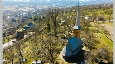 Biserica „Cuvioasa Parascheva” din Desești, singura biserică de lemn din patrimoniul UNESCO în care se slujește în mod permanent