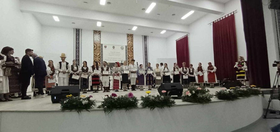 Tinerii maramureșeni talentați se pot înscrie la Festivalul-concurs de interpretare vocală a cântecului popular „Care om horește mândru”