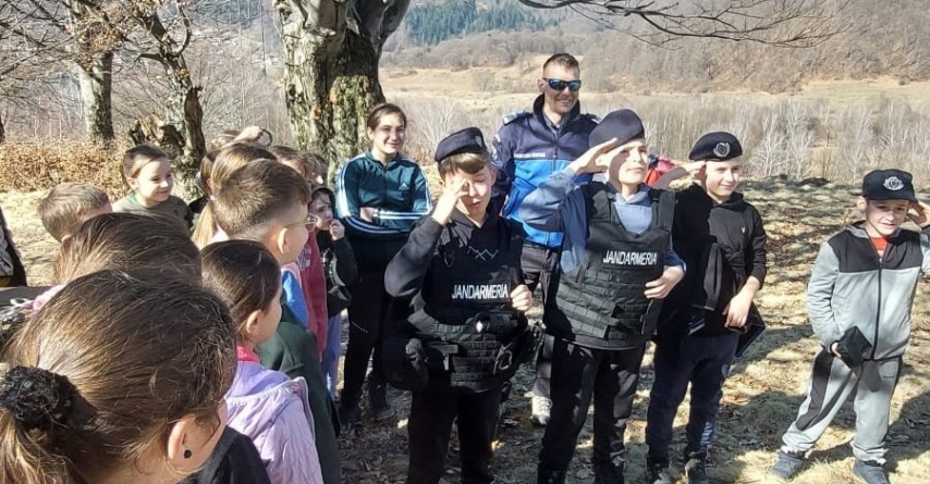 Jandarmii maramureșeni au stat la discuții cu peste 300 de copii în această lună