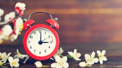 În acest weekend trecem la ora de vară; Ceasurile se dau înainte și dormim mai puțin