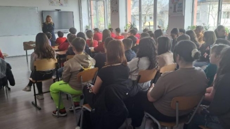 Elevi la discuții cu polițiștii