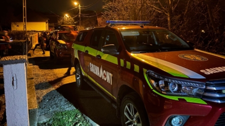 Tânăr cu probleme medicale dispărut în pădure, recuperat de salvamontiști