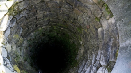 Femeie de 72 de ani, salvată după ce a căzut într-o fântână de 7 metri