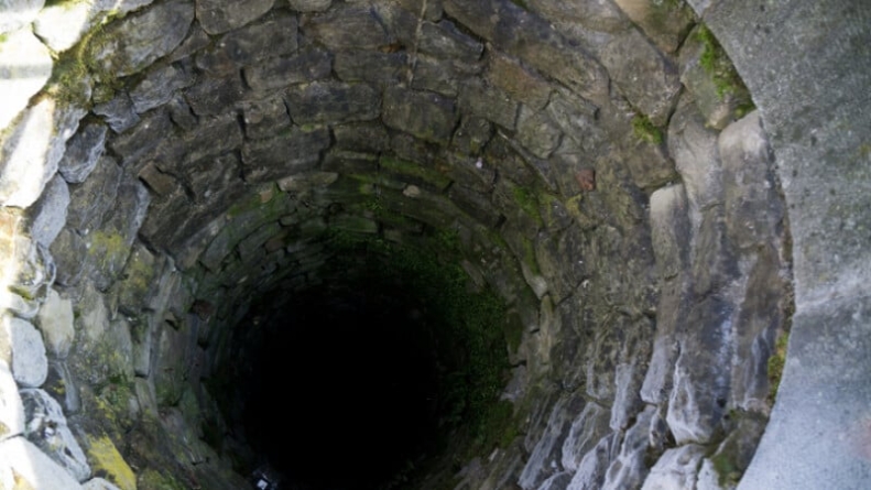 Femeie de 72 de ani, salvată după ce a căzut într-o fântână de 7 metri