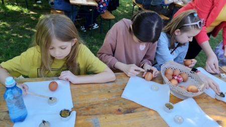 „Meșteșuguri din bătrâni – atelier de încondeiat ouă” la Muzeul Satului din Baia Mare