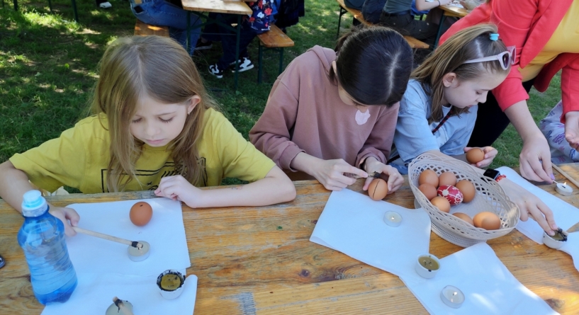 „Meșteșuguri din bătrâni – atelier de încondeiat ouă” la Muzeul Satului din Baia Mare