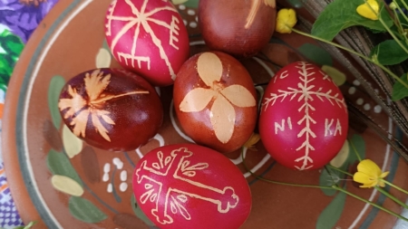 Atelier de încondeiat ouă la Centrul de informare turistică din Sarasău