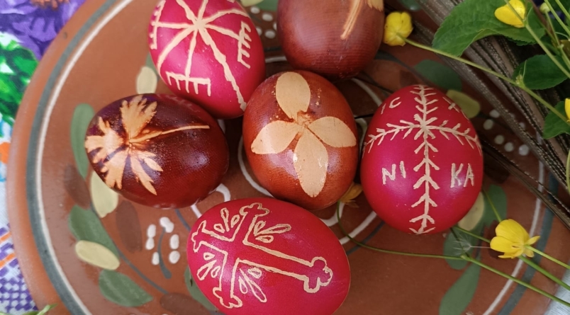 Atelier de încondeiat ouă la Centrul de informare turistică din Sarasău