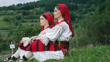 Suzana și Daciana Vlad, gemenele folclorului maramureșean, invitate în cadrul evenimentului „Glasuri Pascale”