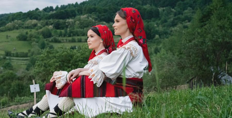 Suzana și Daciana Vlad, gemenele folclorului maramureșean, invitate în cadrul evenimentului „Glasuri Pascale”