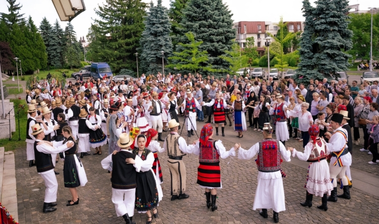 Portul tradițional românesc, sărbătorit printr-un eveniment organizat de Ansamblul Folcloric Național „Transilvania”