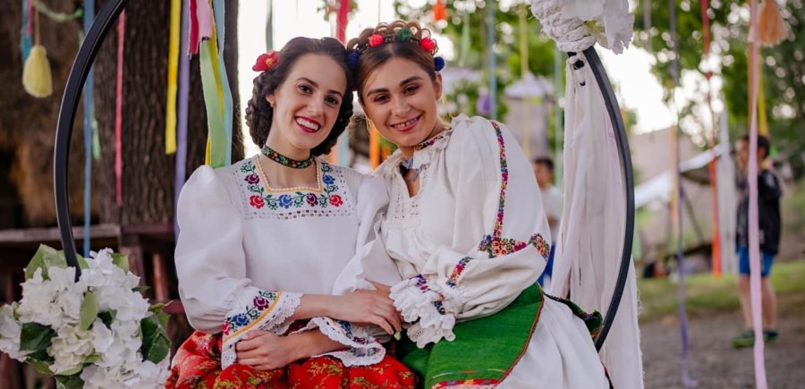 Andreea Ghițiu şi Gabriela Ardusătan au lansat „Danțu’ coşercilor”