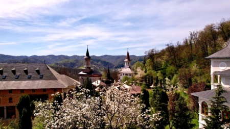 Proiect inedit organizat în Episcopie: „Călătorie pentru credință” – pelerinaj pe biciclete la Mănăstirea Rohia