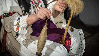 Expoziția „Firul vieții – de la naștere la veșnicie” se vernisează mâine la Muzeul Satului din Baia Mare