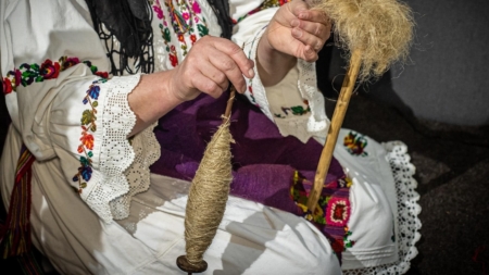 Expoziția „Firul vieții – de la naștere la veșnicie” se vernisează mâine la Muzeul Satului din Baia Mare