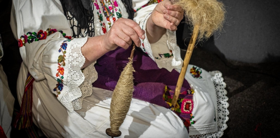 Expoziția „Firul vieții – de la naștere la veșnicie” se vernisează mâine la Muzeul Satului din Baia Mare