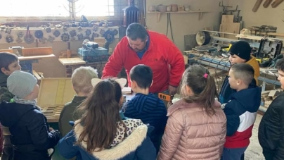 Atelierul meșterului popular Sabin Bumb din Tăuții de Sus, vizitat de elevii Liceului Tehnologic de Transporturi Auto Baia Sprie