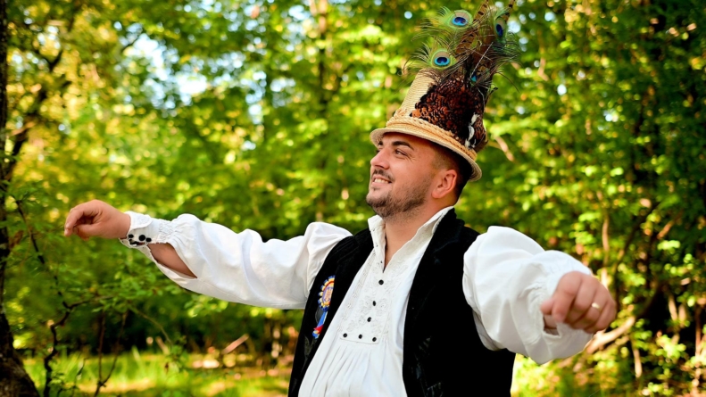 Artistul Ionuț Uivaroși organizează un spectacol aniversar în satul natal; Ce colegi de cântec îi vor fi alături