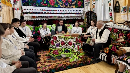 Tinerii din Dumbrăvița, coordonați de pr. Bogdan Ciocotișan, au participat la masa rotundă cu tema „Istorie, identitate și cultură locală în Parohia Ortodoxă Dumbrăvița în ultimii 100 de ani”
