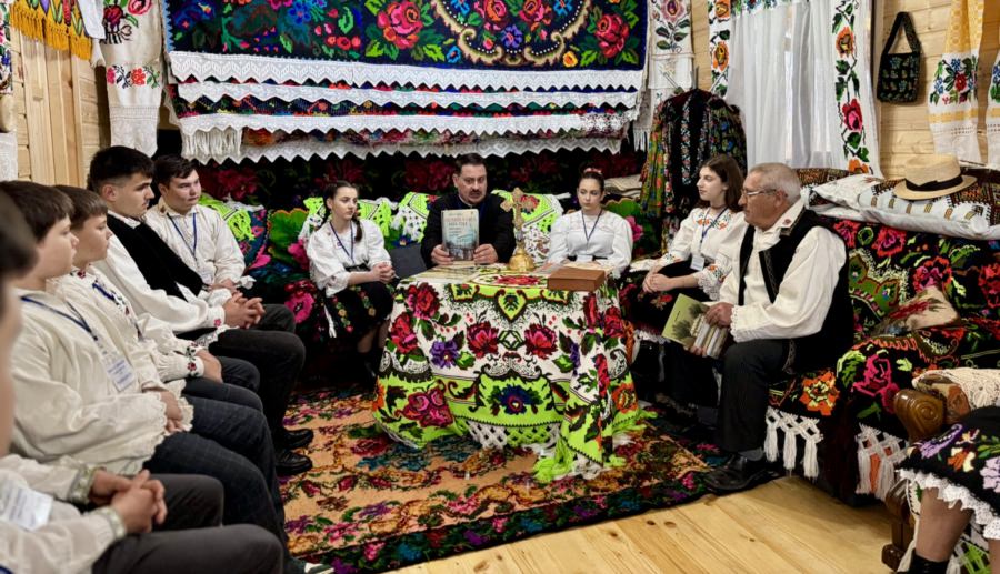 Tinerii din Dumbrăvița, coordonați de pr. Bogdan Ciocotișan, au participat la masa rotundă cu tema „Istorie, identitate și cultură locală în Parohia Ortodoxă Dumbrăvița în ultimii 100 de ani”