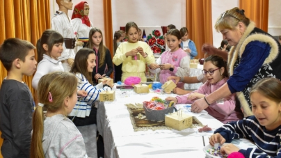 Copiii prezenți la atelierul „Șezătoare în Postul Mare” au învățat despre rochia de Rogoz, dar și despre pieptarul înfundat specific zonei Lăpușului