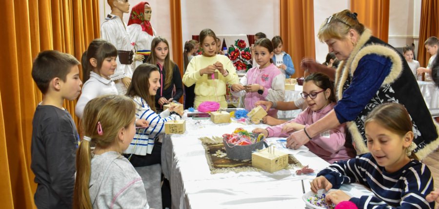 Copiii prezenți la atelierul „Șezătoare în Postul Mare” au învățat despre rochia de Rogoz, dar și despre pieptarul înfundat specific zonei Lăpușului