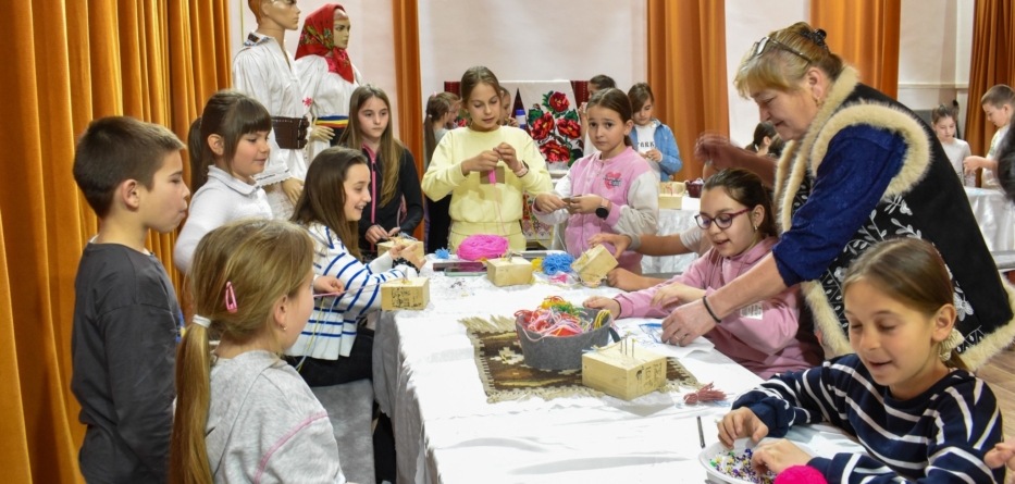 Copiii prezenți la atelierul „Șezătoare în Postul Mare” au învățat despre rochia de Rogoz, dar și despre pieptarul înfundat specific zonei Lăpușului
