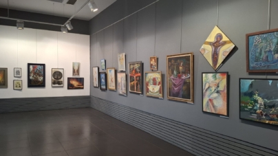 Pe simezele Galeriei de Artă UAP Baia Mare puteți admira expoziția „ÎNVIEREA”