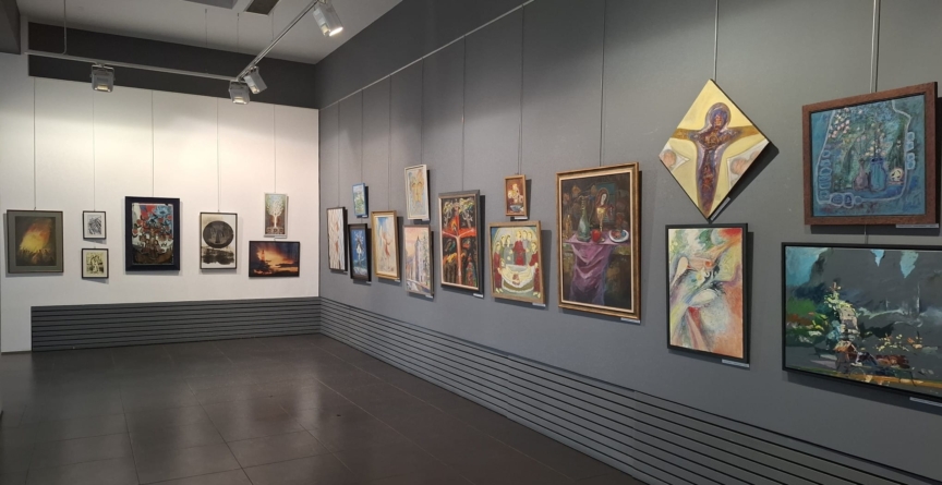 Pe simezele Galeriei de Artă UAP Baia Mare puteți admira expoziția „ÎNVIEREA”