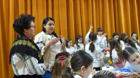 Conf. univ. dr. Delia Suiogan și meșterul popular Dana Dobrai au fost alături de copilașii din Târgu Lăpuș la un nou atelier