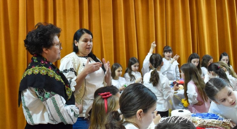 Conf. univ. dr. Delia Suiogan și meșterul popular Dana Dobrai au fost alături de copilașii din Târgu Lăpuș la un nou atelier