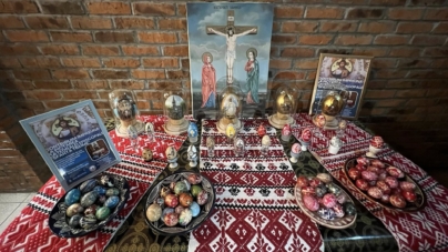 Tinerii ATOCEM contribuie la pictarea Catedralei Episcopale Baia Mare printr-un atelier de încondeiat ouă