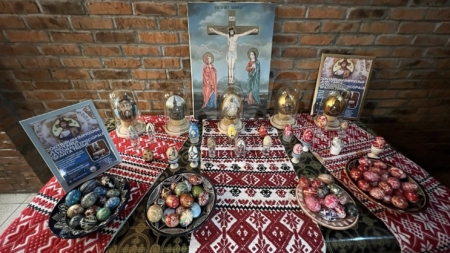 Tinerii ATOCEM contribuie la pictarea Catedralei Episcopale Baia Mare printr-un atelier de încondeiat ouă