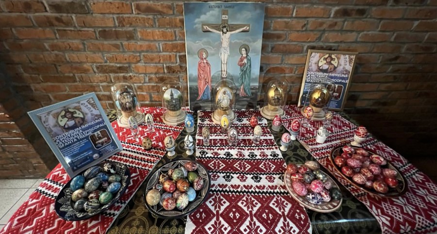 Tinerii ATOCEM contribuie la pictarea Catedralei Episcopale Baia Mare printr-un atelier de încondeiat ouă