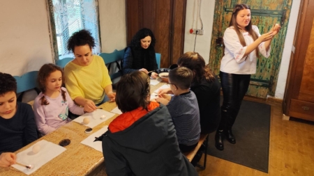 Copiii, alături de părinți, au descoperit meșteșugul încondeierii ouălor la Muzeul Satului din Baia Mare