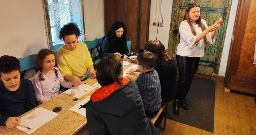 Copiii, alături de părinți, au descoperit meșteșugul încondeierii ouălor la Muzeul Satului din Baia Mare