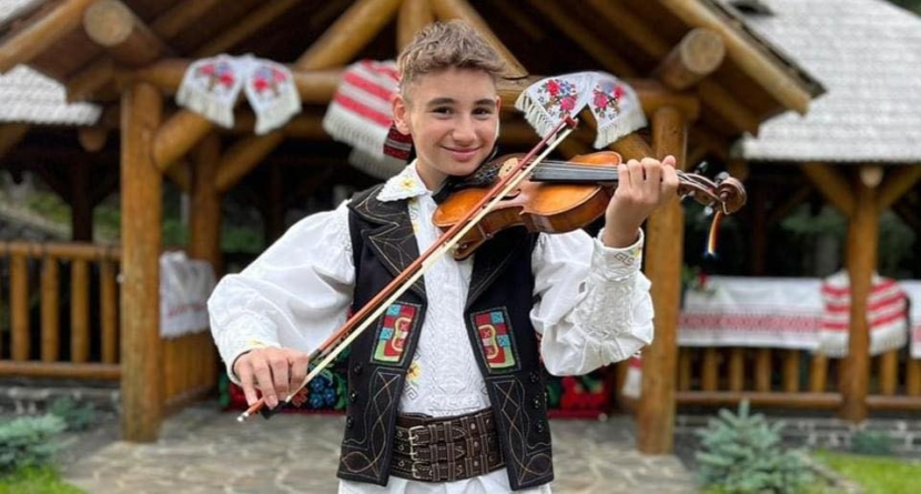 Tânărul artist Răzvan Cizmar își serbează ziua de naștere; E un nume tot mai sonor în folclorul maramureșean
