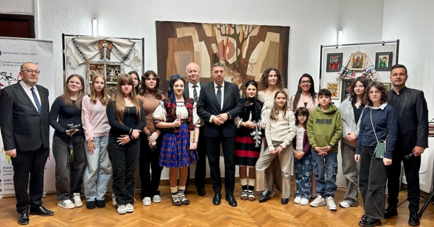 Palatul Copiilor Baia Mare a vernisat expoziția „Icoana între inspirație și creație” la sediul Ministerului Educației și Cercetării