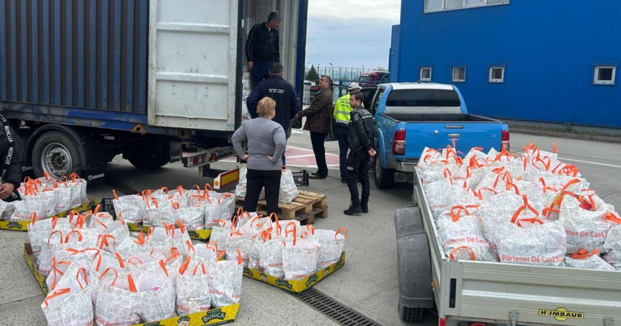 Pachete alimentare pentru persoanele cu venituri mai mici din comuna Fărcașa