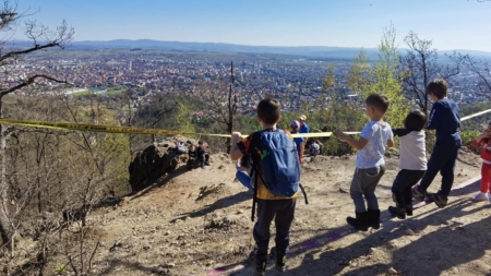 Pe urmele Iepurașului: Aproape 140 de copii și adulți au urcat pe Piatra Virgină din Baia Mare