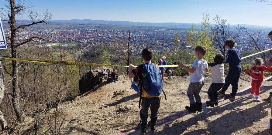Pe urmele Iepurașului: Aproape 140 de copii și adulți au urcat pe Piatra Virgină din Baia Mare