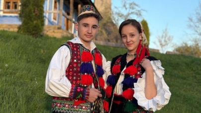 „Ce ești mândruț supărat”: Doi tineri talentați – Iulia Hotea și Răzvan Cizmar – au lansat un frumos proiect muzical