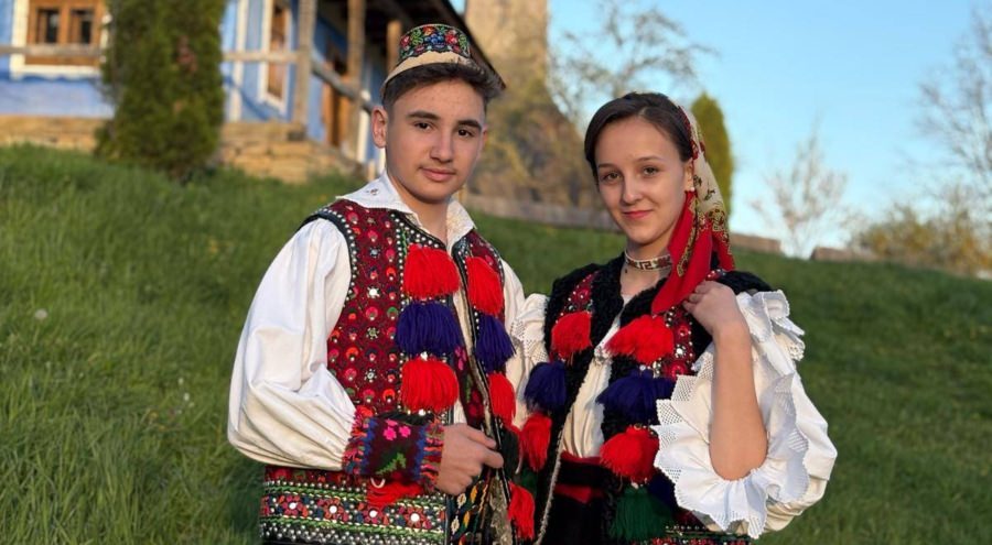 „Ce ești mândruț supărat”: Doi tineri talentați – Iulia Hotea și Răzvan Cizmar – au lansat un frumos proiect muzical
