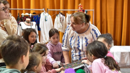„Șezătoare în Postul Mare”: Meșterul popular Valeria Okos le-a vorbit copiilor despre frumusețea și simbolistica portului popular din Lăpușul Românesc