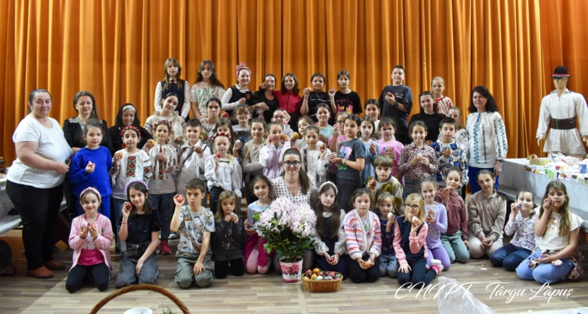 Copiii din Târgu Lăpuș au învățat să împistrească ouă în cadrul ultimului atelier „Șezătoare în Postu’ Mare”
